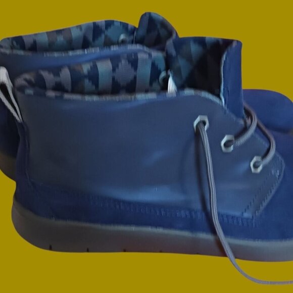 UGG Blue Youth Reflective Canoe Chukka Boots Navy Blue Color Size 6 - Picture 3 of 14